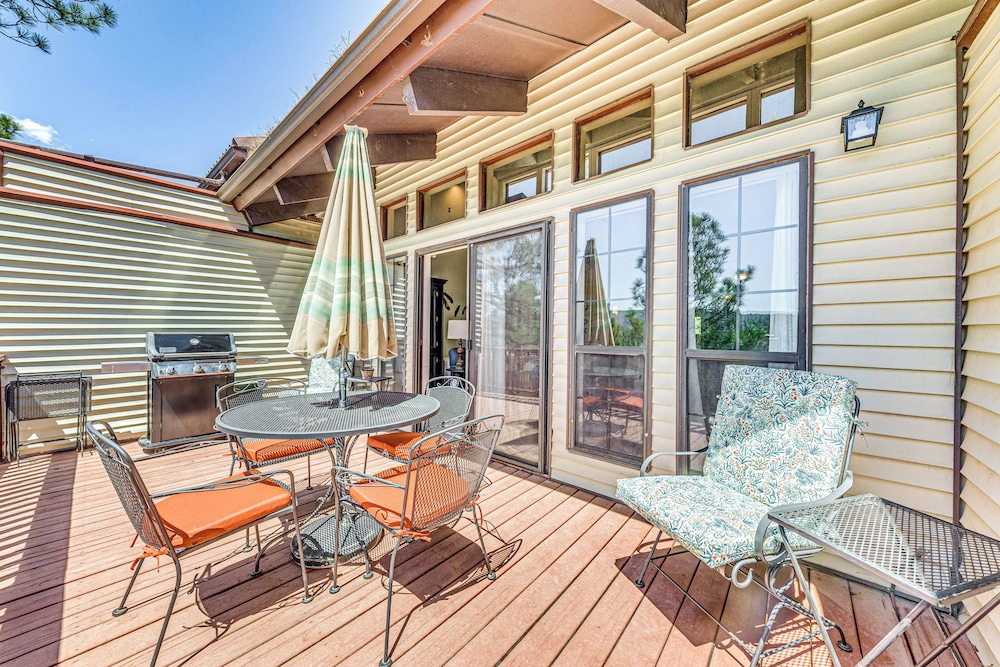Walk to Dtwn Ruidoso: Mtn-view Condo w/ Pool!