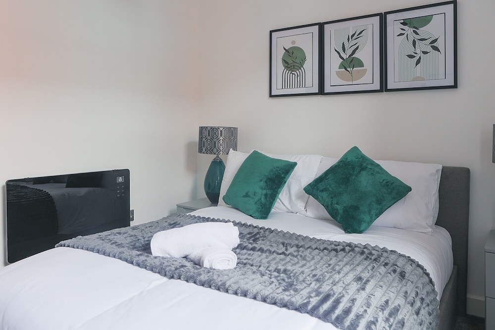 Professionals, City Centre, Parking, Superstore Nearby