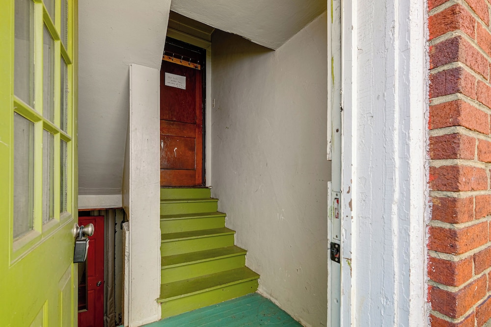 Half-mi to Dtwn: Cozy Roanoke Apt!
