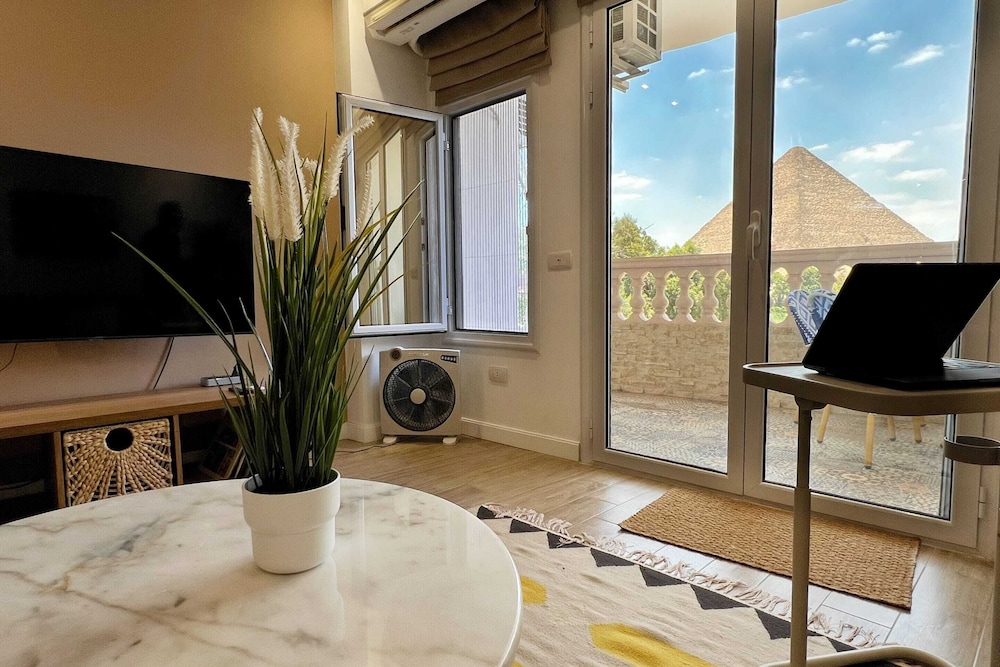 Xuru Stays I Spellbinding 2 BDR Apt. At The Giza Pyramid's Doorstep