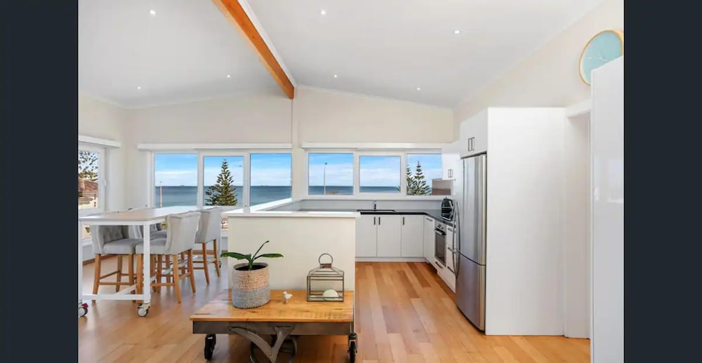 Beautiful 3BR Beachside Apt in Cottesloe!