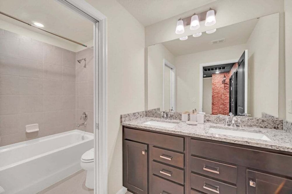 Luxury Home With Splash Pool 5 Bed Townhome! 5 Bedroom Townhouse