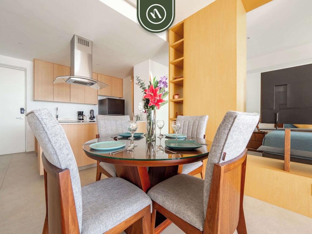 Oceanview 1 BR Condo - Private Beach - Pools