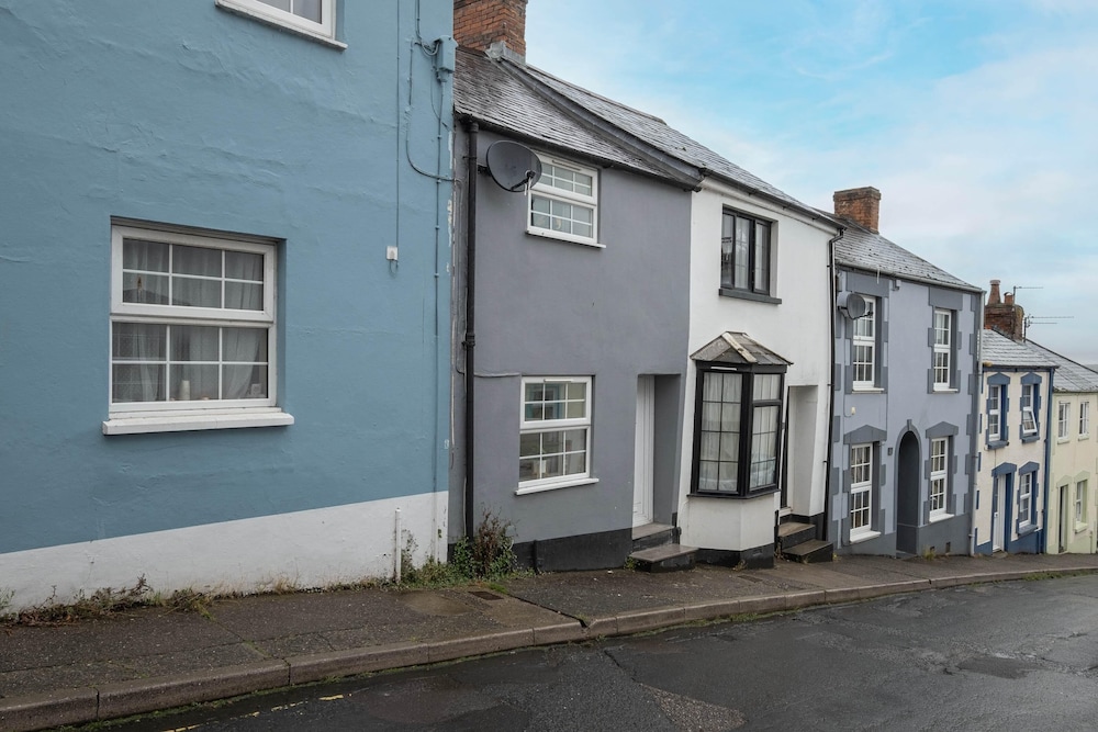 Newly Refurbished 2 Bed Hse Town Centre