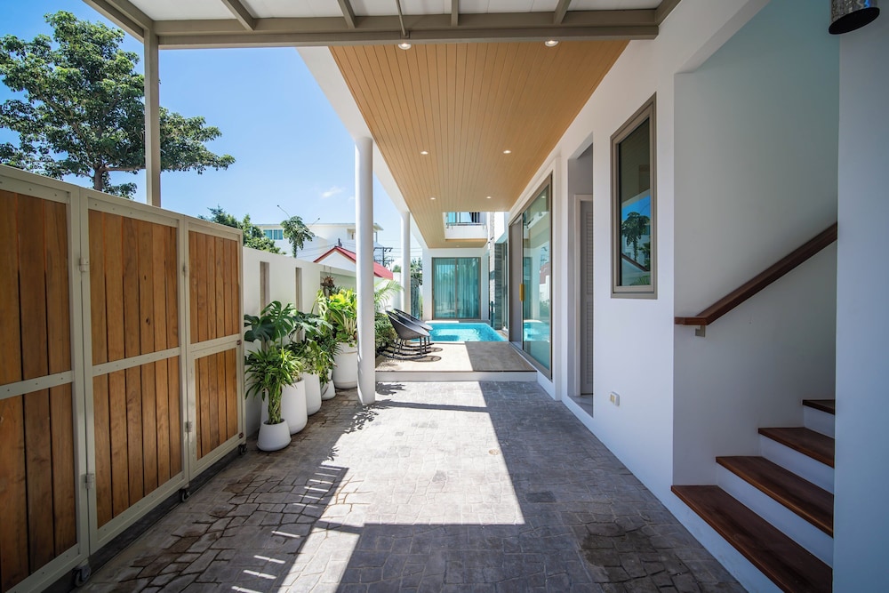 Classic Modern Pool Villas Rawai 3BR