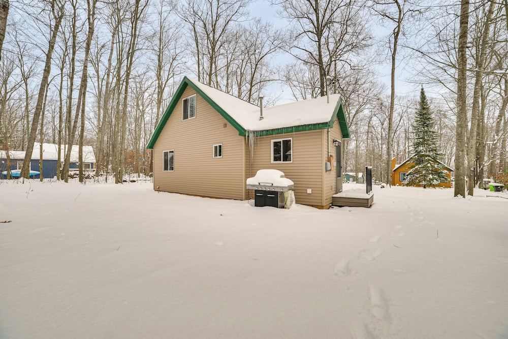2 Blocks to Higgins Lake: Pet-friendly Family Home
