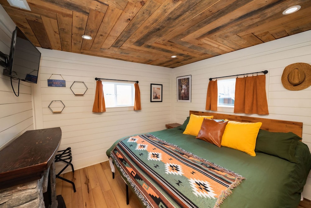 Cowboy Bunkhouse hot tub Lake Farm Nature
