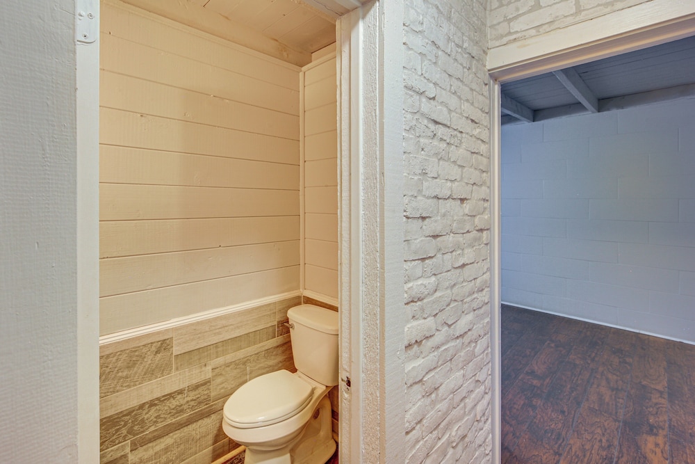 Game Room, Trails! 30-acre Lakefront Streetman Gem
