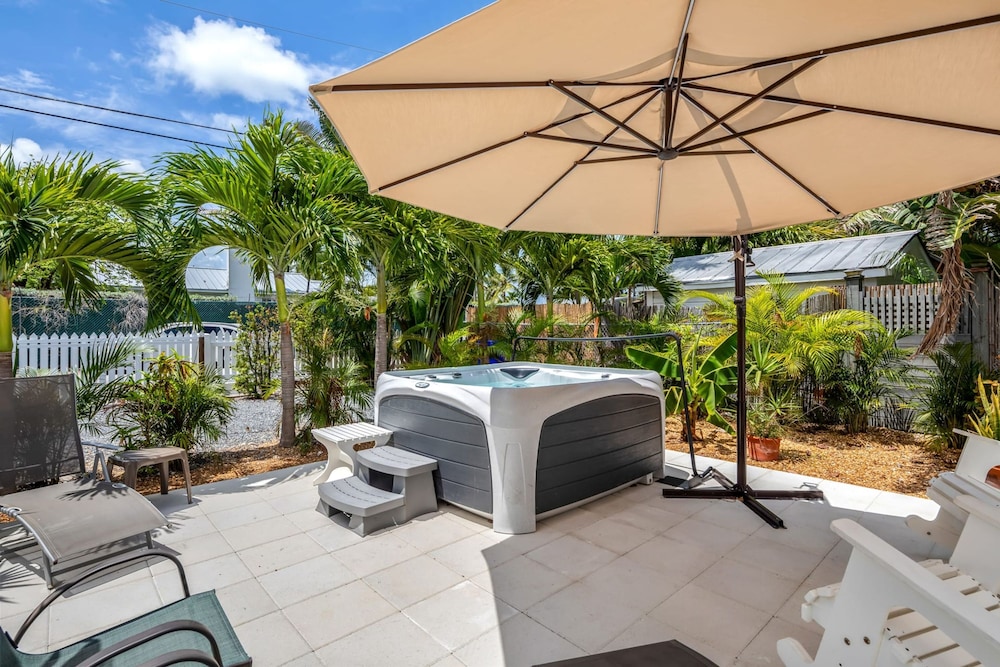 Garden of Roses Pvt Hot Tub Amazing Location view 3