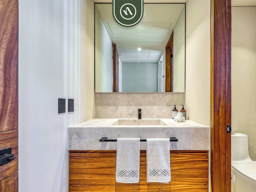 Luxury 4BR Oceanfront Condo - Private Beach - Pool