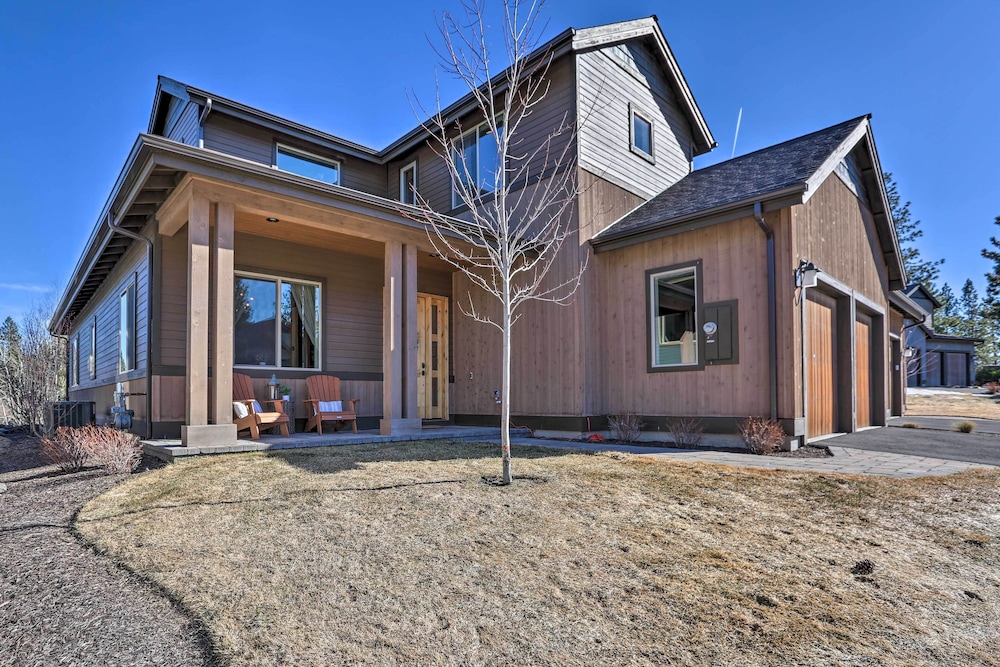 Modern Mtn Oasis w/ Patio, Hot Tub & Grill!