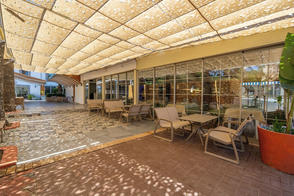 Halikarya Hotel & Restaurant Beach