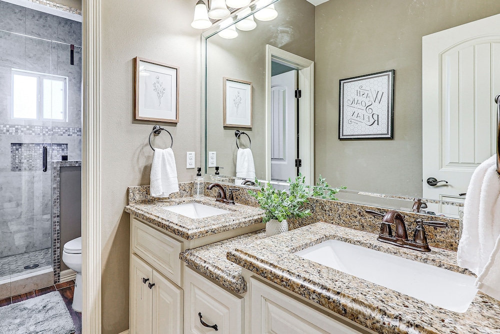 1 Mi to Utrgv Stadium: Roomy Retreat w/ Pool, Yard