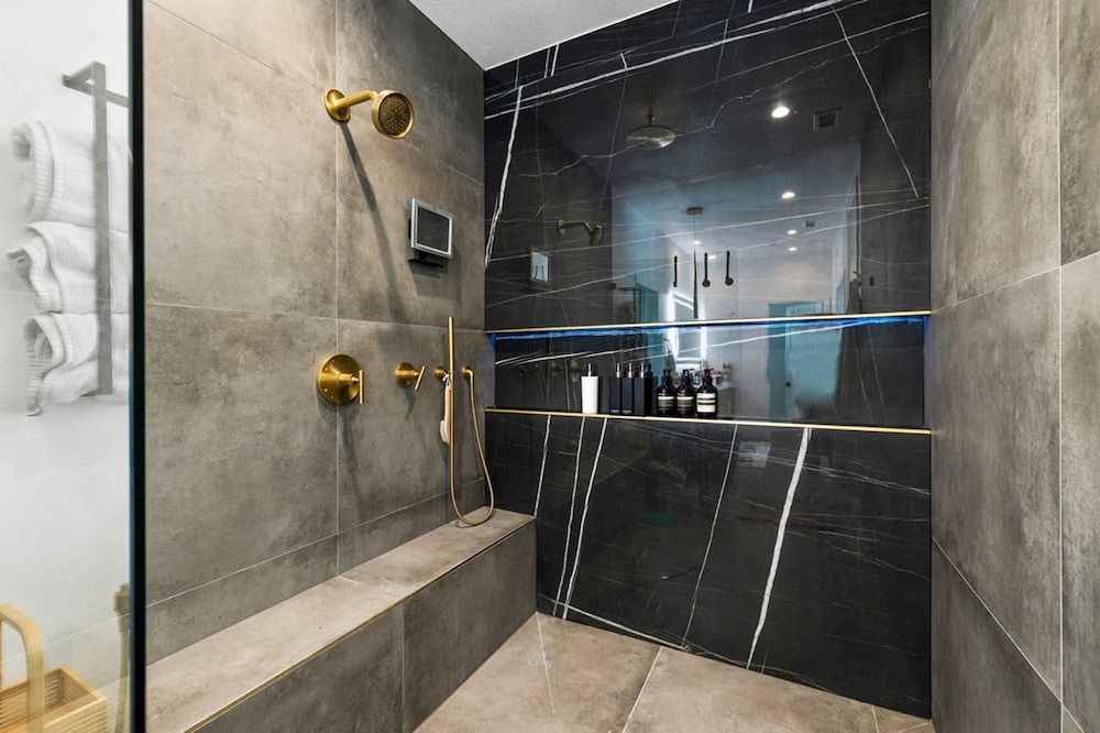 The Lighthouse- Monthly 4 bd 4 bth Pool Spa