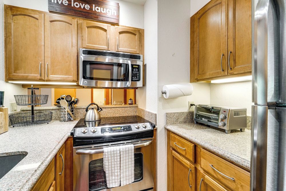 Hike, Sled & Ski! Cozy Tahoe City Condo w/ Hot Tub