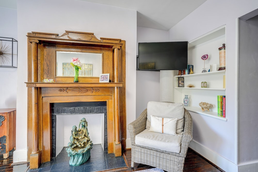 1 Mi to Downtown Lynchburg: Cozy Apt w/ Pool