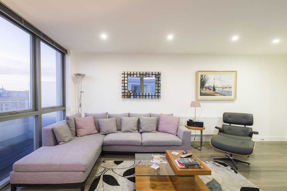 JOIVY Trendy Islington Flat for 2 with Patio