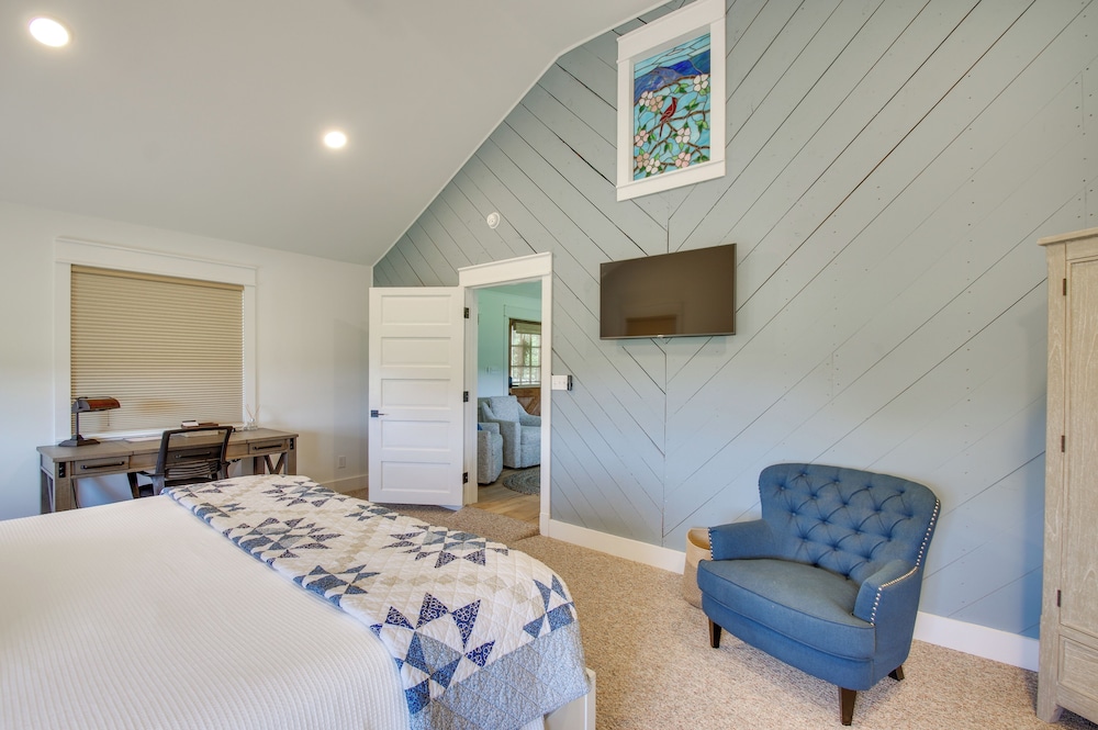 Modern Altavista Farmhouse w/ Countryside Views view 4