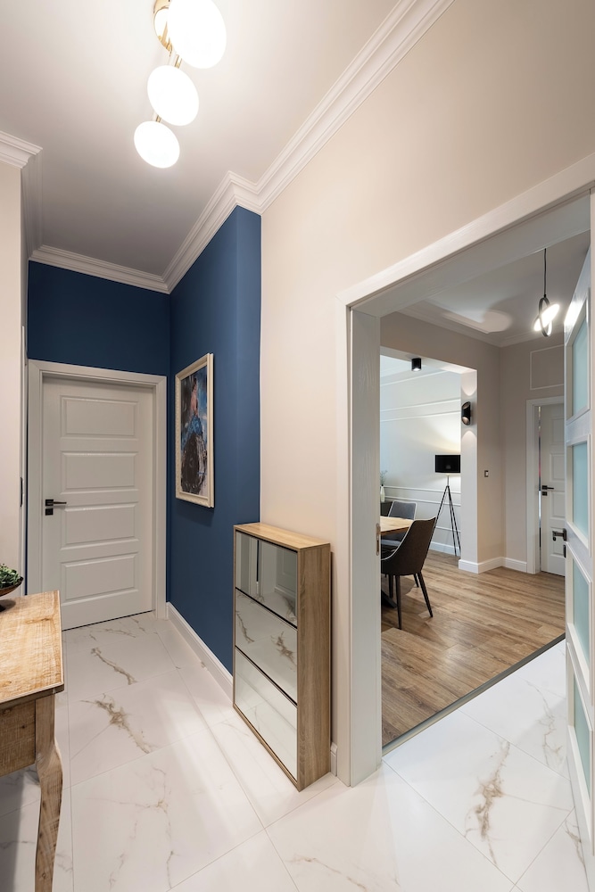 Luxury & Unique-Top Center Apt. - 3BDR