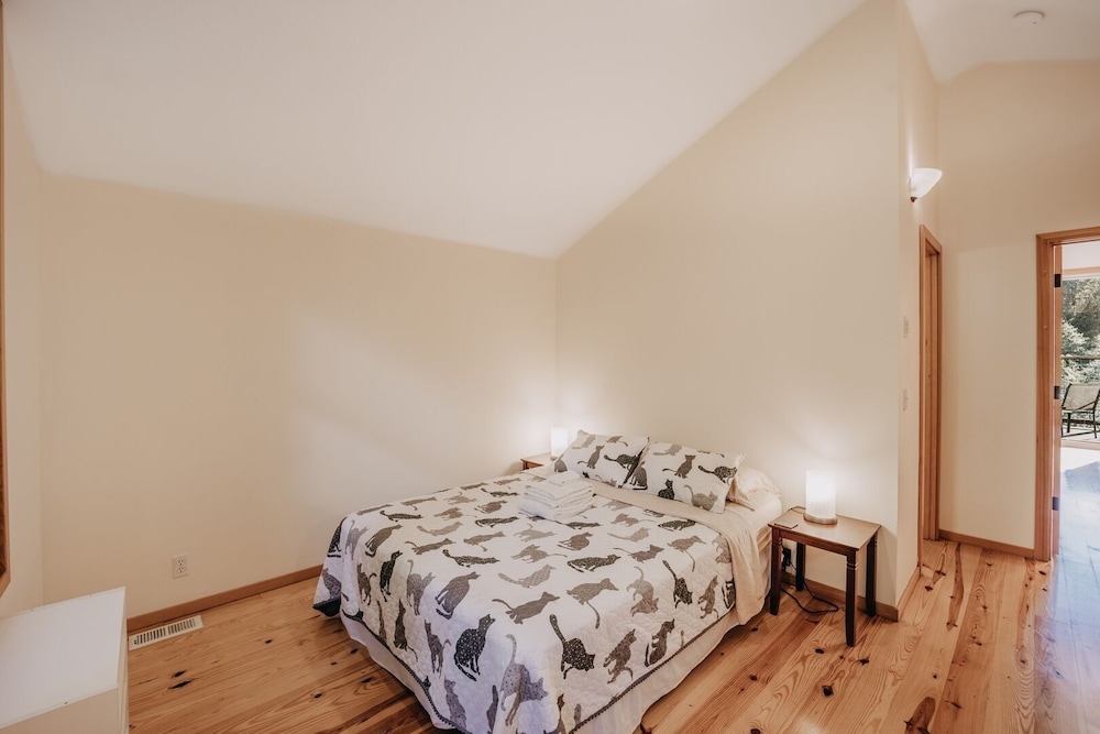 70mbr- Hot Tub - Bbq - Wi-fi - Pets Ok - Sleeps 8 3 Bedroom Home by RedAwning