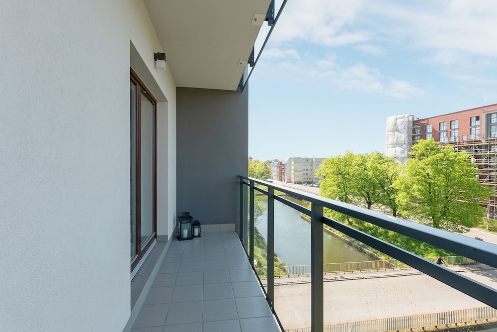 Aura III & Parking by Downtown Apartments