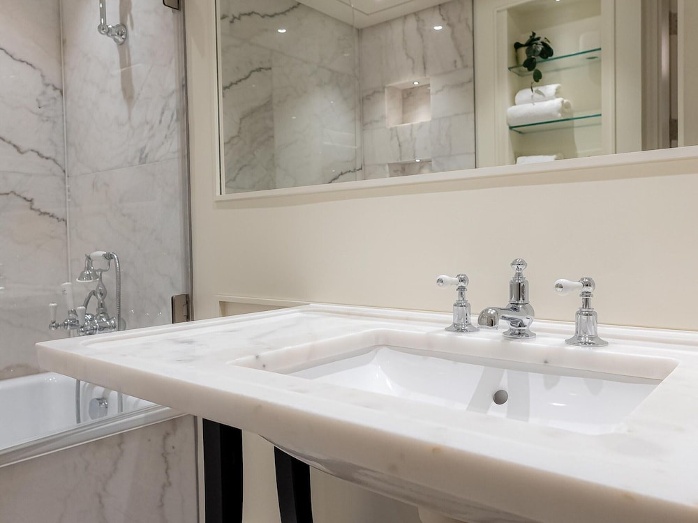 Five Bedroom Near Camden Arts Centre by Bevilla