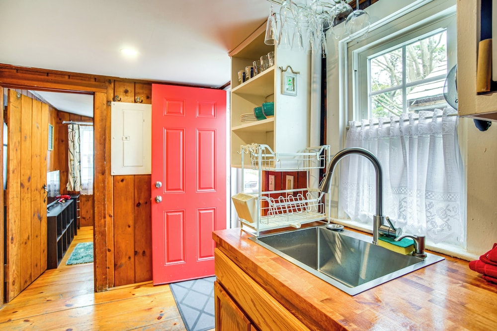 Hot Tub & Kayaks: Dog-friendly House in Yarmouth