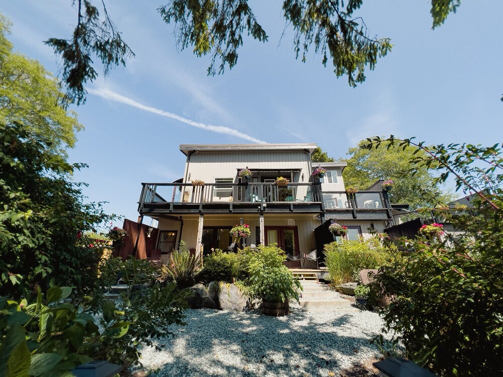 Lunar Cove Inn