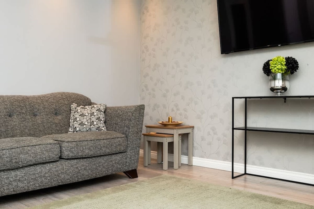 3 Bedroom House-private Parking