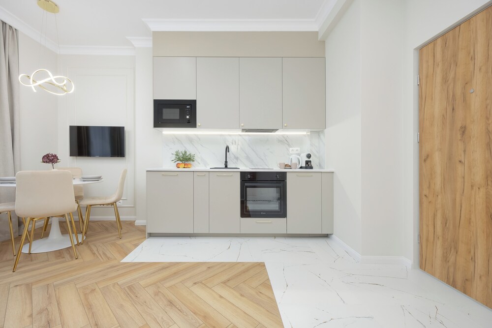 Grójecka Apartment by Renters