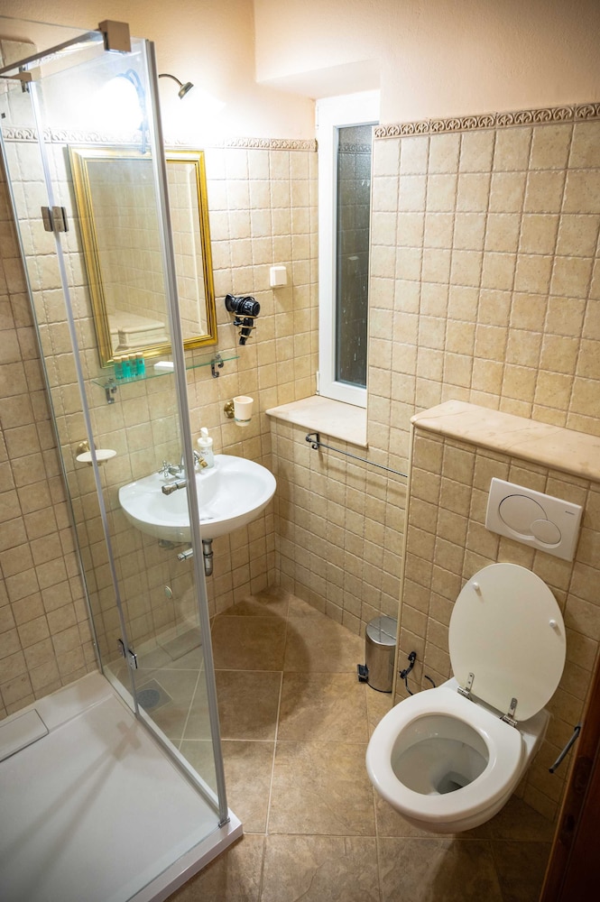 Amoret Apartments