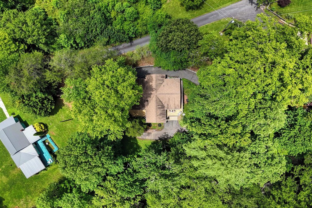 5 Mi to Dtwn Hiawassee: Creek-front Home w/ Deck