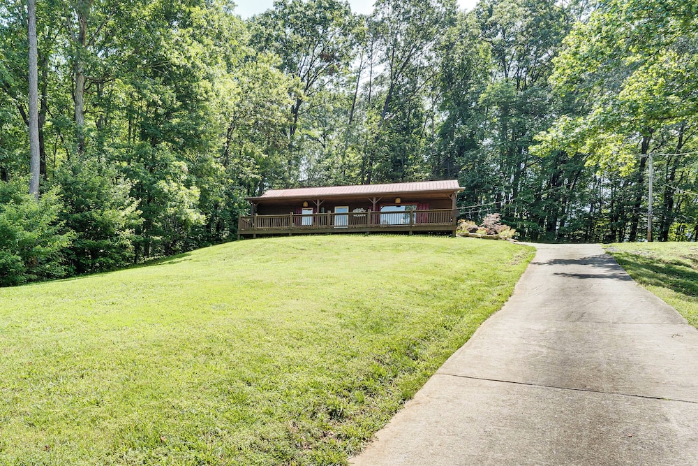 Screened Porch, Deck + Mtn Views: Andrews Retreat!