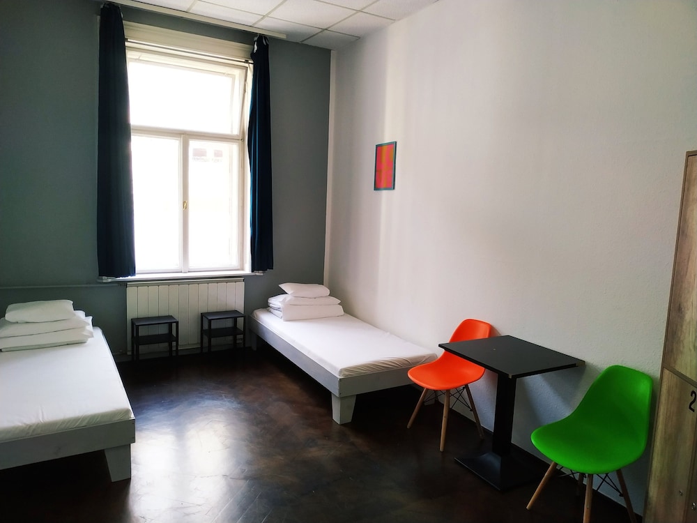 2B Hostel & Rooms