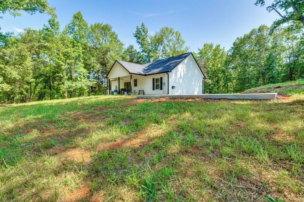 1 Mi to Lake Hartwell: Updated Retreat w/ Patio!