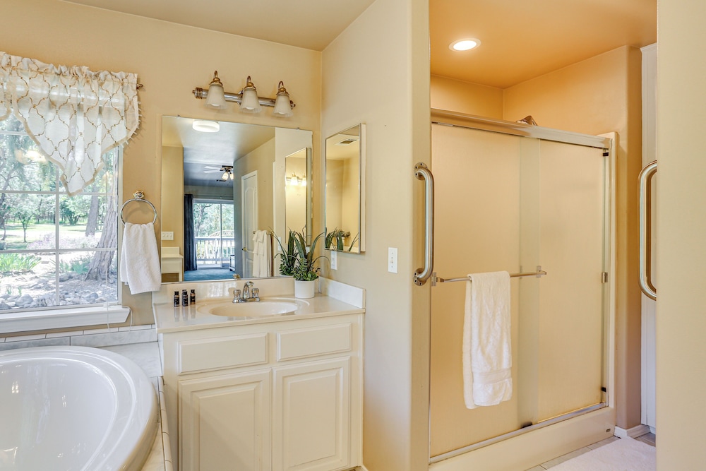 10 Mi to Redding: Serene Escape w/ Spacious Yard!