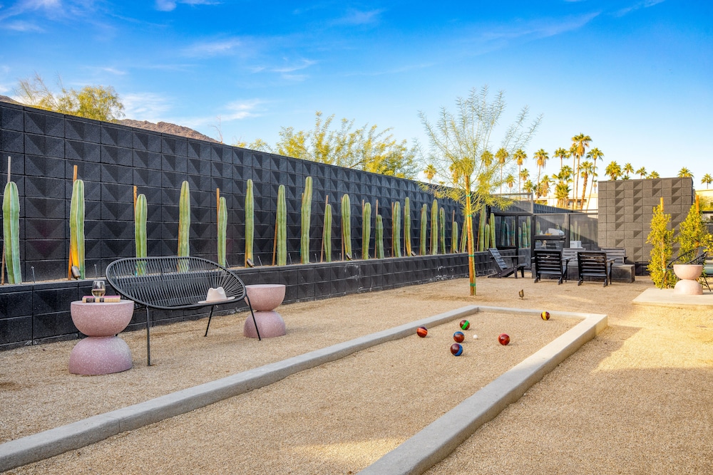 Blackhaus Suites by AvantStay – Modern Comfort in Downtown Palm Springs view 5