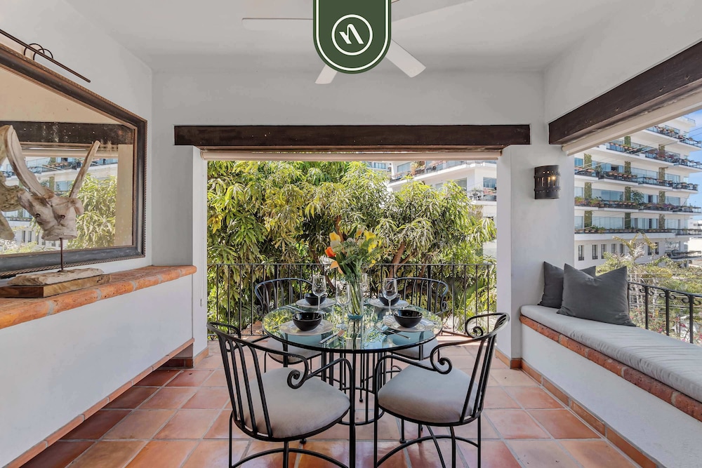 Stylish 2 BR Condo in Romantic Zone - Rooftop Pool