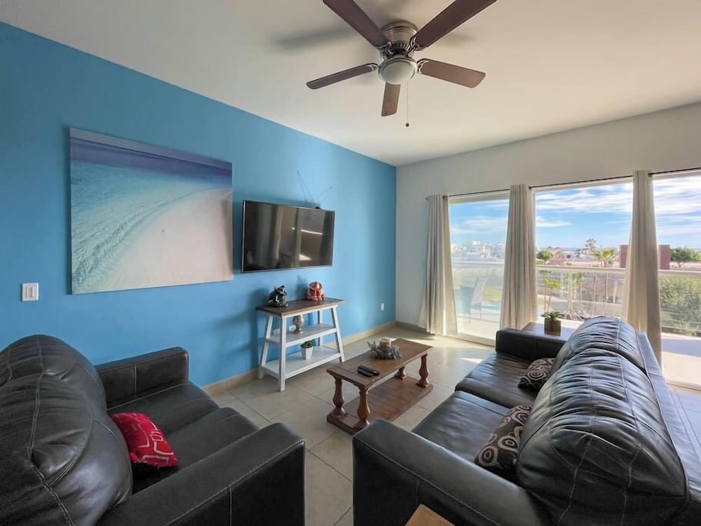 Admire Sea View From a Stunning Condo