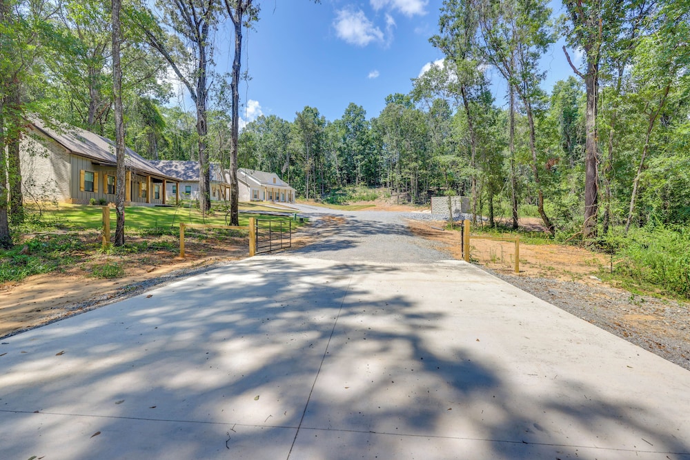 Walk to Sports Complex: Home in Millbrook!