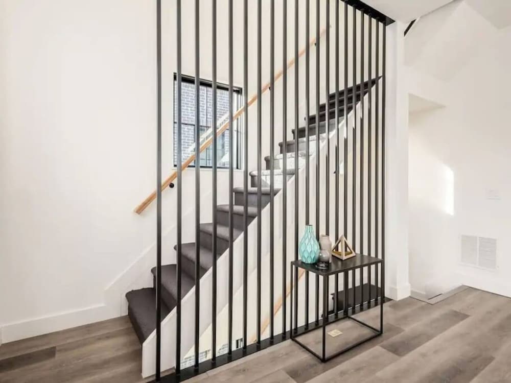 Work Of Art -3 Bedroom Elegant Townhome-columbus