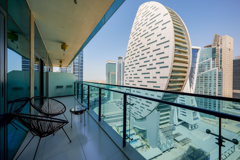 Tanin - Apartment Amidst Lively Area With Pool and Balcony