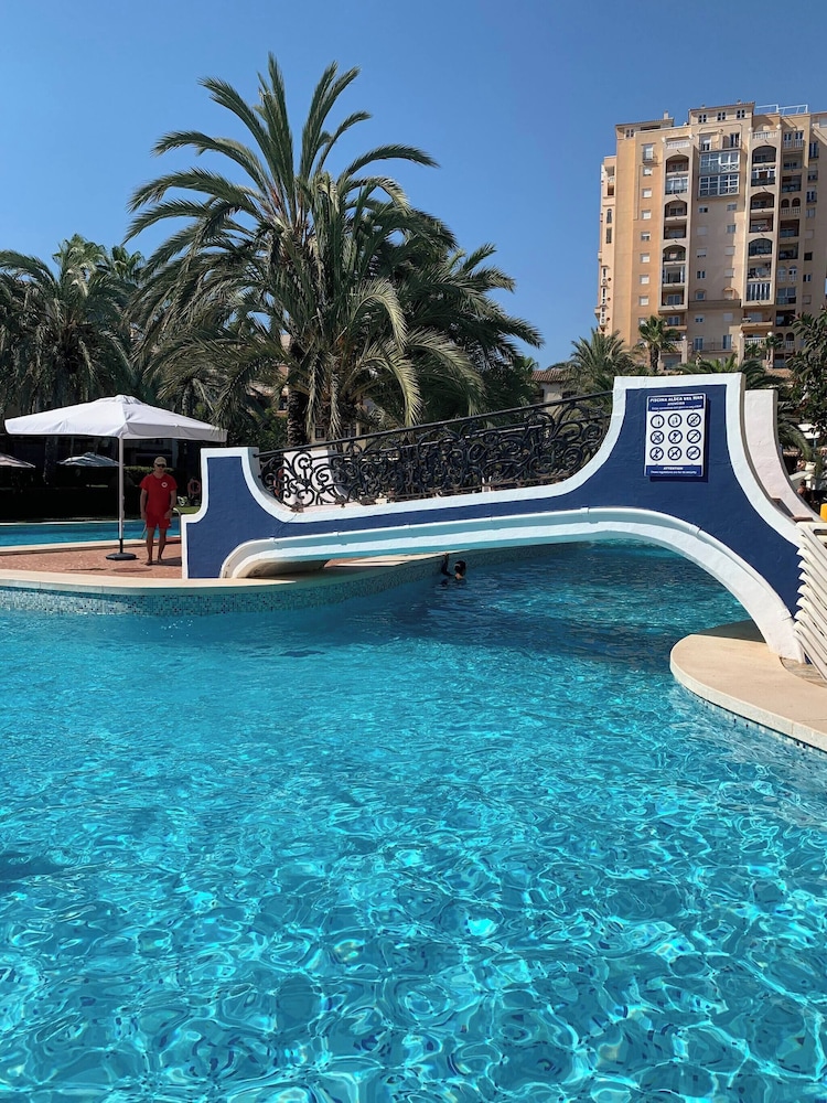 Comfortable Spacious Family House, Large Terrace and Garden, Beach and Bars