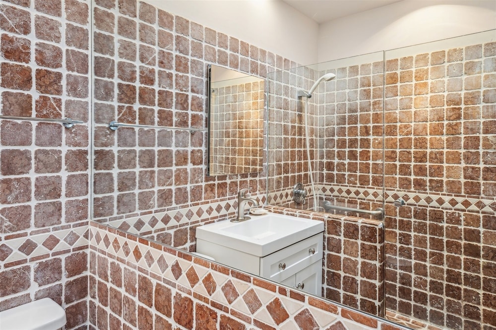 Beautiful 2 Bed Beach Condo #201 2 Bedroom Condo by Sunset Shores Condominiums