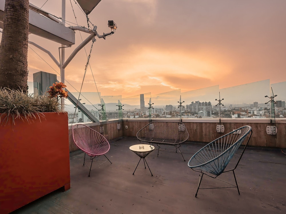 The Tropical Nest Women s Shared Hostel Room 302 4B low bed — Mexico City