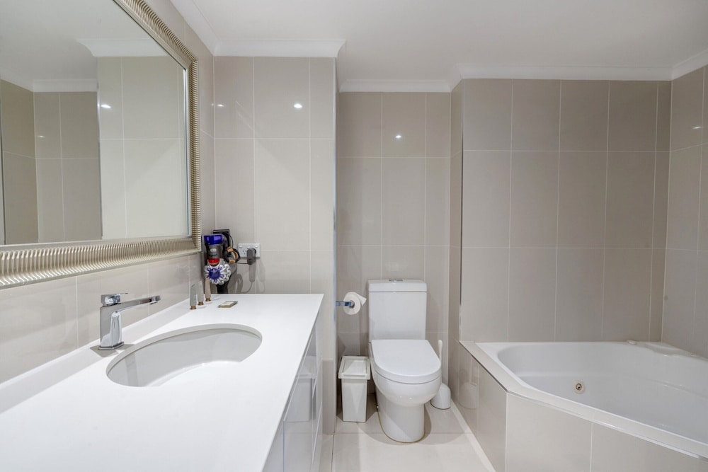 Spacious 2-bed Apartment Near Dining & Attractions