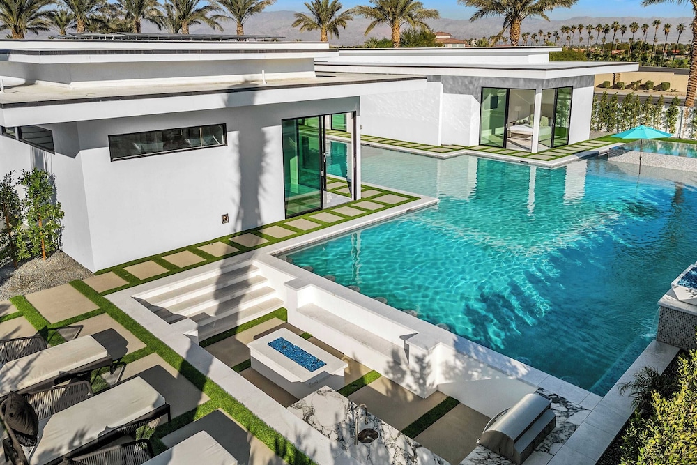 Exclusive Indio Villa Pool, Hot Tub, Putting Green Sleeps 18 Bravo #6