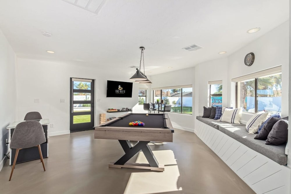 5BR Resort-style Oasis 2 Primary s Cabana Gameroom