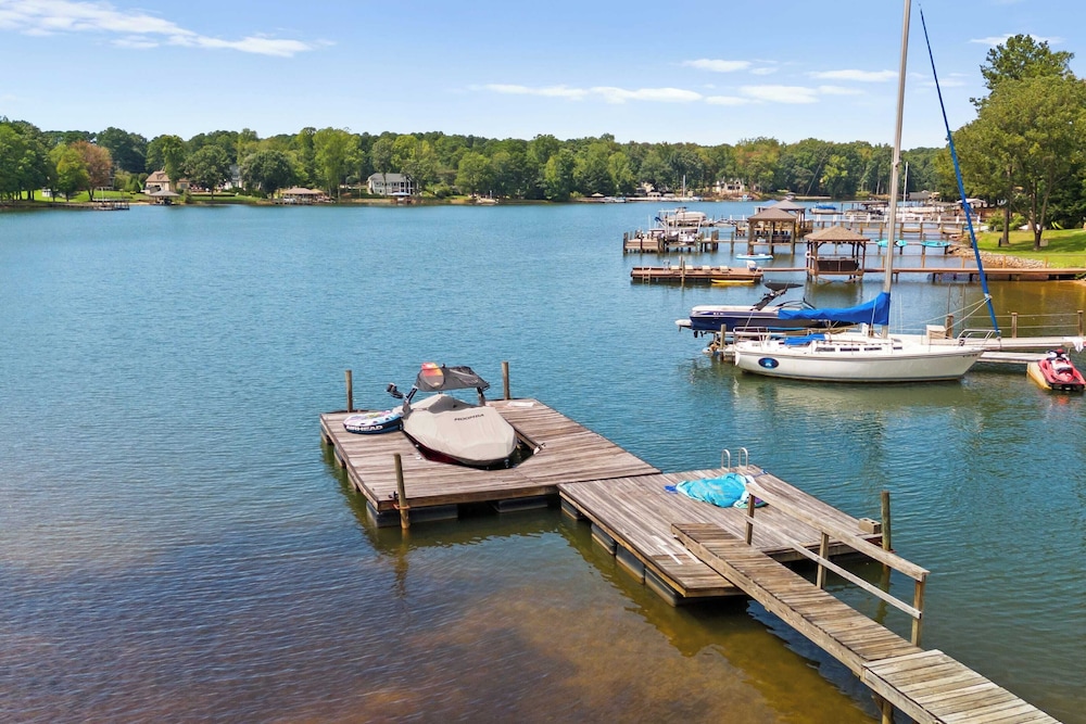 Lake Norman Waterfront Home w/ Covered Porch, Sunset Views & Easy Access to Dining, Shopping & Uptown Charlotte Adventures Sunsets on Shoreline