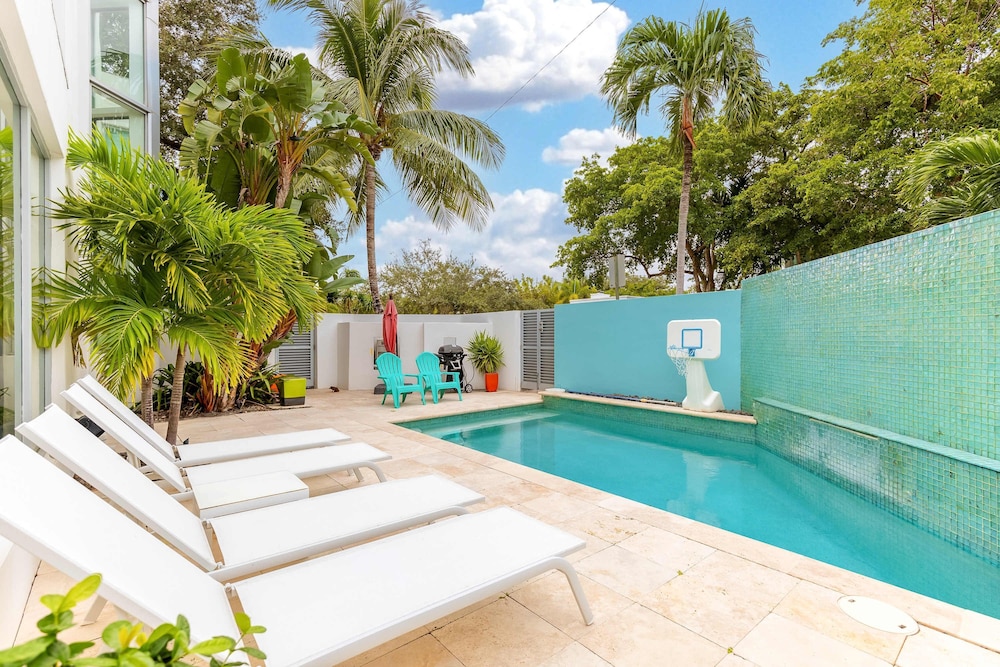 NEW 3-story Townhome With Pool Room Expansive Balcony Seconds Away From Las Olas